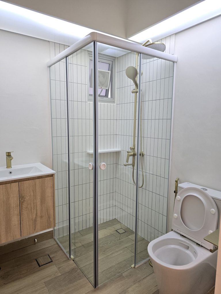 Frameless glass sliding shower screen